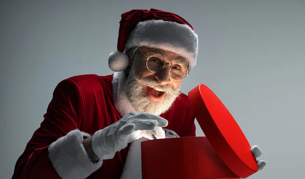 Święty Mikołaj pakowanie samochodu w pudełku — Zdjęcie stockowe