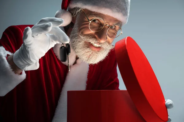 Père Noël senior emballant les clés de voiture à l'intérieur boîte ouverte — Photo