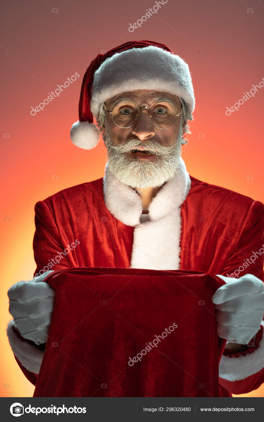 Elderly Santa Claus holding sack with presents in hands — Stock