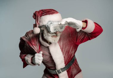 Noel Baba dondurulmuş koruyucu gözlük çuval tutan