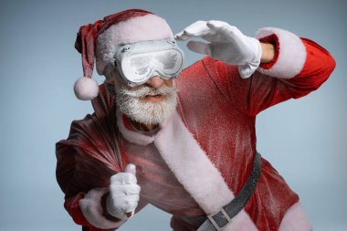 Olgun Noel Baba dondurulmuş gözlük çuval tutan