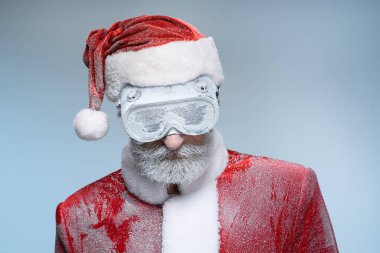 Yaşlı Noel Baba kostüm ve koruyucu gözlük ayakta