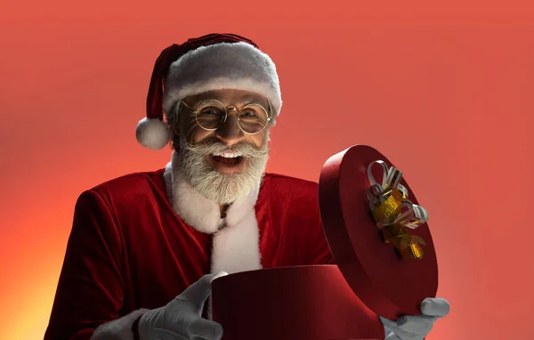 Père Noël senior tenant ouvert boîte cadeau dans les mains — Photo