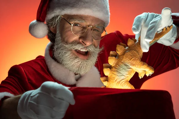 Weihnachtsmann mit Sack voller Geschenke verpackt Spielzeug — Stockfoto