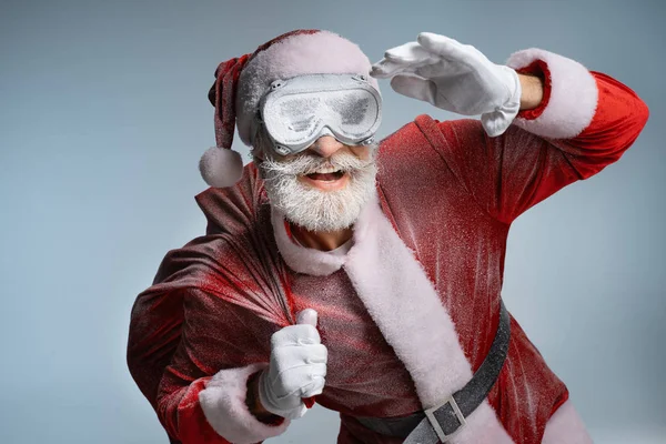Oudere Kerstman in bevroren glazen houden Sack — Stockfoto