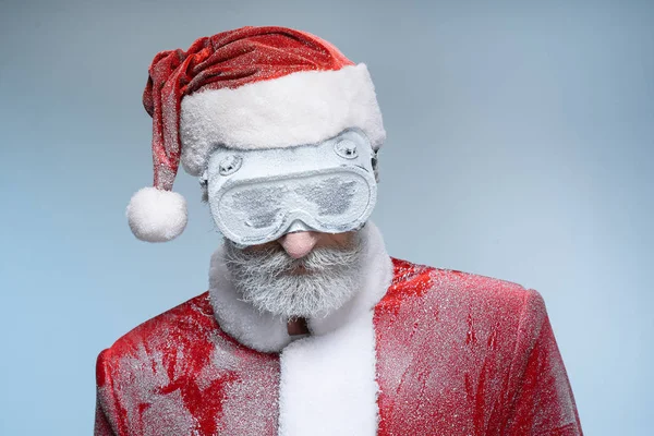 Äldre jultomten stående i kostym och skyddsglasögon — Stockfoto