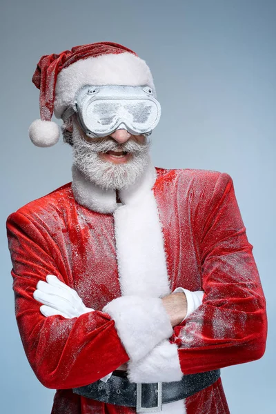 Dojrzały Święty Mikołaj skrzyżowane ręce na klatce piersiowej i uśmiechnięty — Zdjęcie stockowe