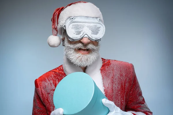 Weihnachtsmann hält Neujahrsgeschenk in Händen — Stockfoto