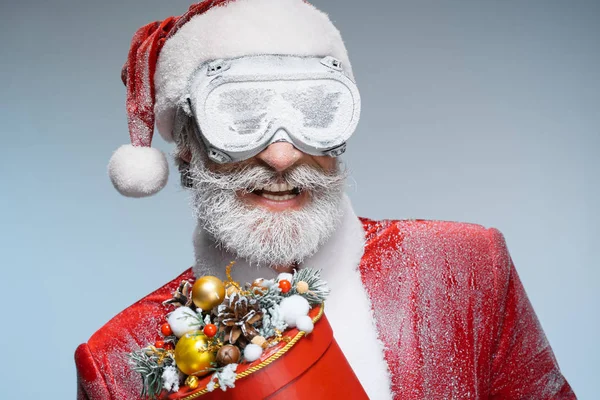 Senior Santa Claus holding new year present in hands — Stock Photo, Image