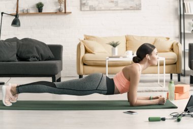 Güç egzersiz stok fotoğraf sırasında gadget'lar ile genç kadın