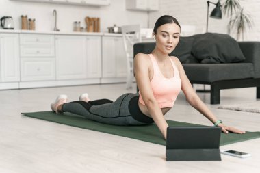 Ev egzersiz stok fotoğraf sırasında Jolly kadın izlerken tablet