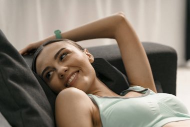 Kanepe stok fotoğraf üzerinde rahatlatıcı Mutlu fit kız