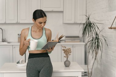 Evde stok fotoğraf kitap ve çay ile Sportif kadın
