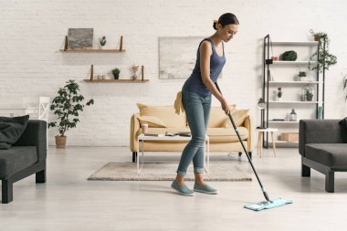 Kadın oturma odası stok fotoğraf temizlik yapıyor