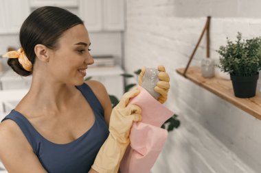 Raf stok fotoğraf heykelleri silme neşeli kadın