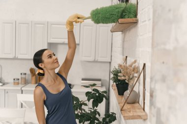 Neşeli kız ev stok fotoğraf kadar tiding zevk