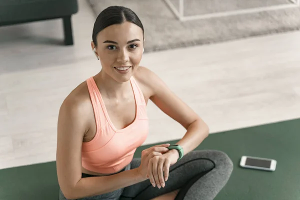 Mujer feliz haciendo ejercicio con gadgets foto de stock —  Fotos de Stock