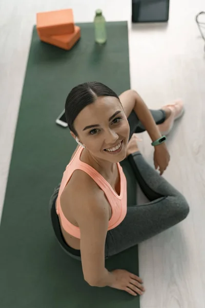 Alegre ejercicio femenino con gadgets en el interior foto de stock —  Fotos de Stock