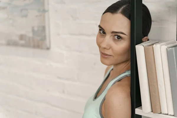 Ruhige junge Dame entspannt sich zu Hause Archivfoto — Stockfoto