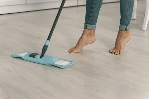 Női mosás padló lábujjhegyre Stock Fotó — Stock Fotó