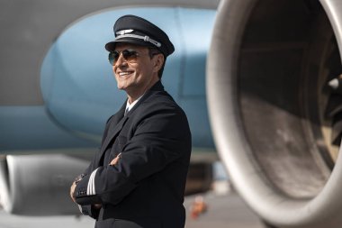 İşten sonra dinlenmek üniformalı gülümseyen yakışıklı pilot