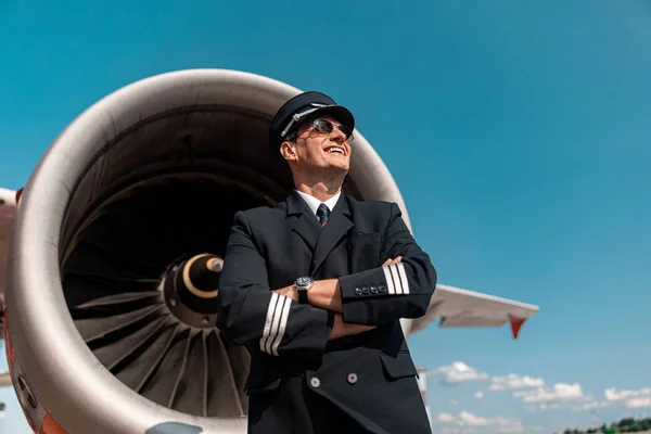 Uomo adulto in uniforme guardando nel cielo in aeroporto — Foto Stock