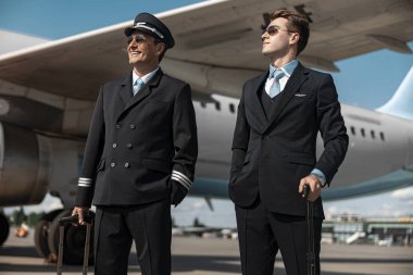 Kafkas gülümseyen pilotlar havalimanında uçuşa hazır