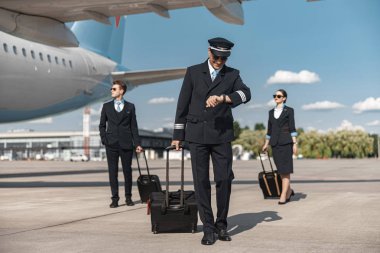 Gülümseyen Kafkas pilot havaalanında nöbet eylesin