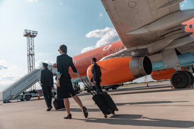 Üniformalı mürettebat ekibi uçuşa hazır