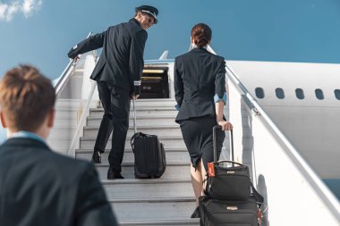 Olgun Kafkas pilot uçak merdiveninde uçuş görevlisi bakıyor