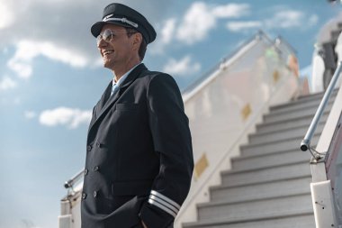 Uçuş öncesi dinlenme güneş gözlüğü kafkas neşeli adam