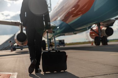 Olgun pilot havaalanında uçuş için acele