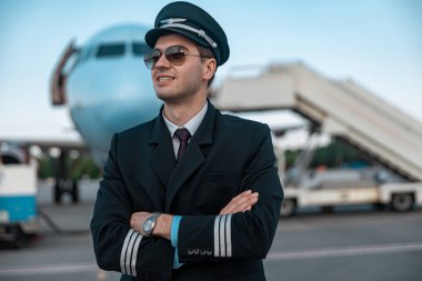 Üniformalı yakışıklı genç pilot uçuş bekliyor