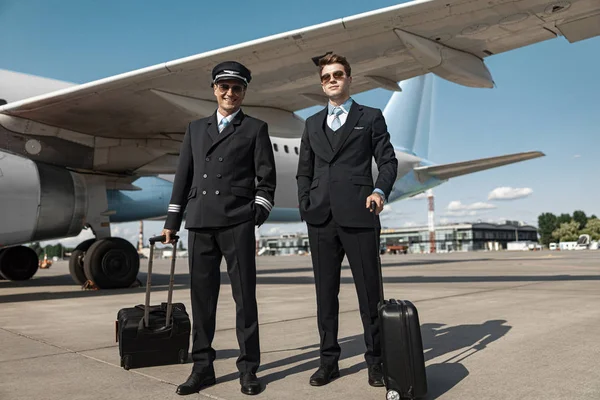 I bei piloti sono pronti per il volo in aeroporto — Foto Stock