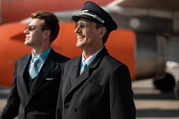 I piloti adulti felici sono pronti per il volo in aeroporto — Foto Stock
