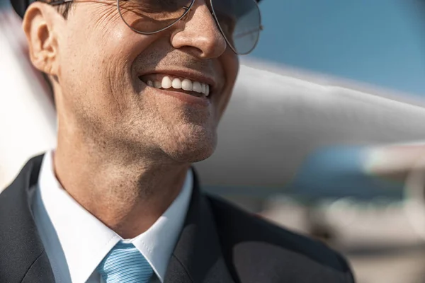 Primer plano de piloto caucásico en gafas de sol posando para cámara — Foto de Stock