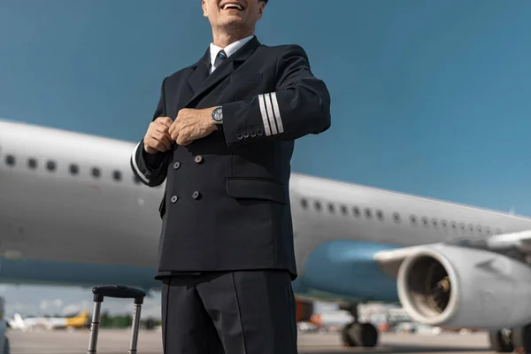 코 카 서 스 파일럿 버튼 그의 재킷 에 공항 — 스톡 사진