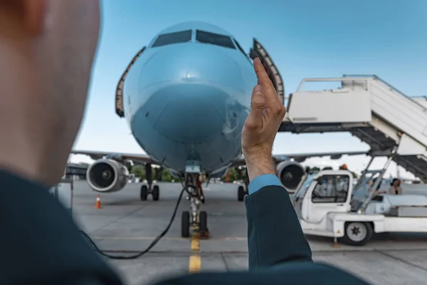 Man die Foto's neemt met vliegtuig in luchthaven — Stockfoto