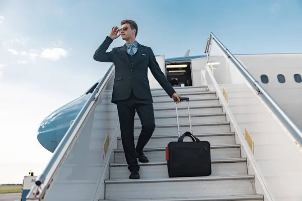 Uomo d'affari caucasico in arrivo al viaggio d'affari in aeroporto — Foto Stock