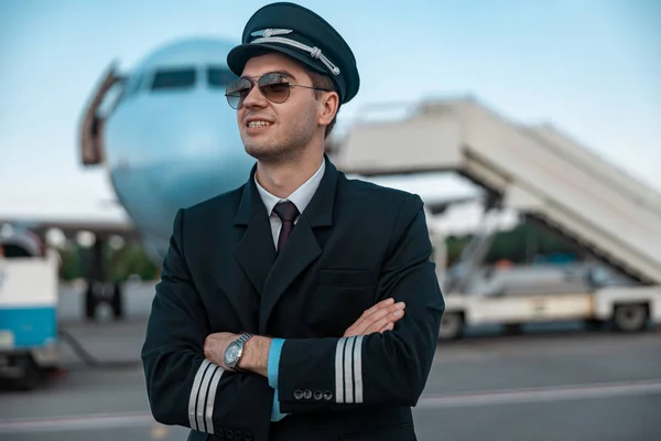 Snygg ung pilot i uniform väntar på flykt — Stockfoto