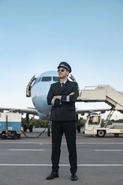 Knappe jonge piloot in uniform te wachten voor de vlucht — Stockfoto