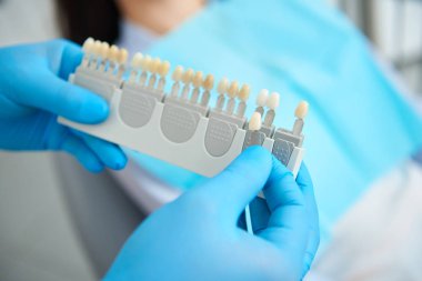 Diş tacı diş hekimi nin elinde