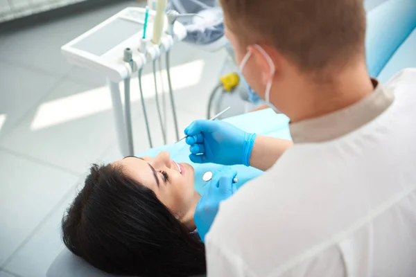 Senhora bonita recebendo tratamento de dentes na clínica odontológica — Fotografia de Stock