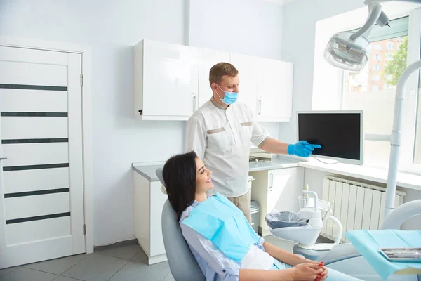 Smiling lady listening carefully to the doctor — Stock Photo, Image