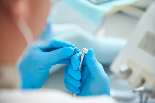 El dentista masculino se está preparando para el procedimiento dental — Foto de Stock