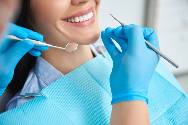 Dentista teniendo vista de dientes femeninos en clínica — Foto de Stock