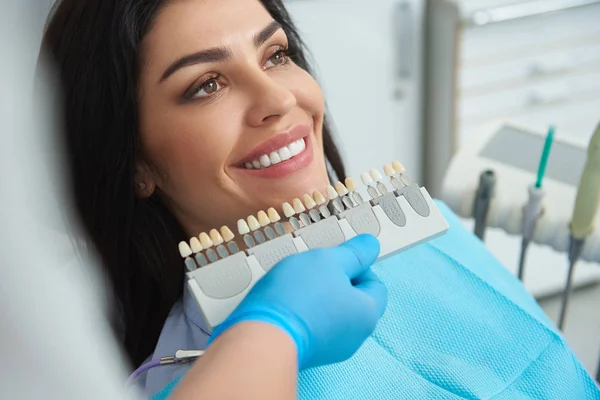 Модель зубів, що знаходить біля усміхненого обличчя жінки — стокове фото