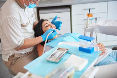 Koruyucu maskeli diş hekimi diş tedavisi