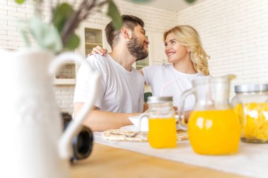 Mutlu çift mutfakta oturuyor