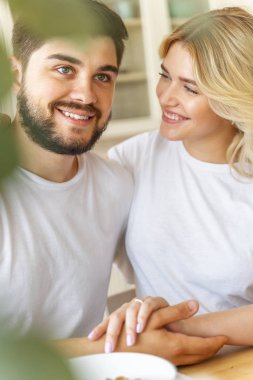 Güzel genç bayan adam bakıyor